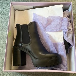 NEVER WORN - Steve Madden (madden girl) Kamora booties